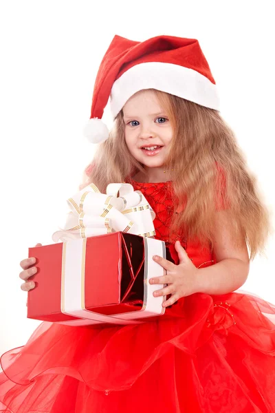 Criança em vermelho santa chapéu segurando caixa de presente . — Fotografia de Stock
