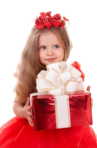 Дитина я в червоній сукні з подарунковою коробкою . — стокове фото
