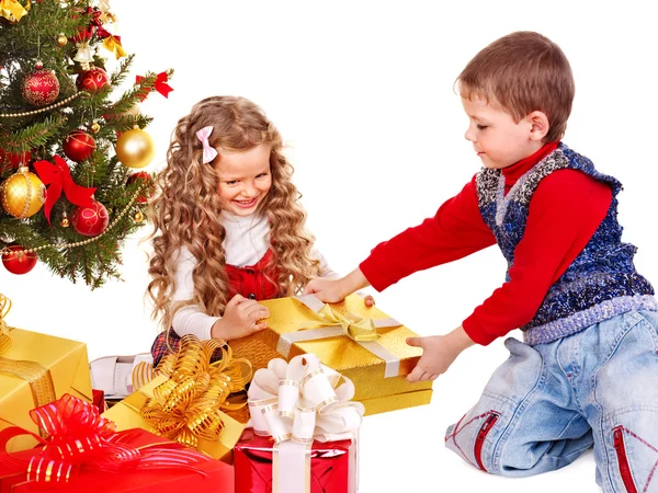 Crianças com caixa de presente de Natal . — Fotografia de Stock