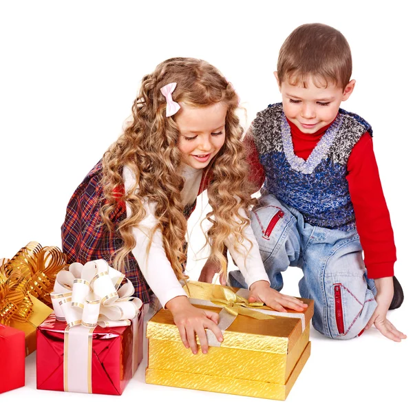 Enfants avec boîte cadeau de Noël . — Photo