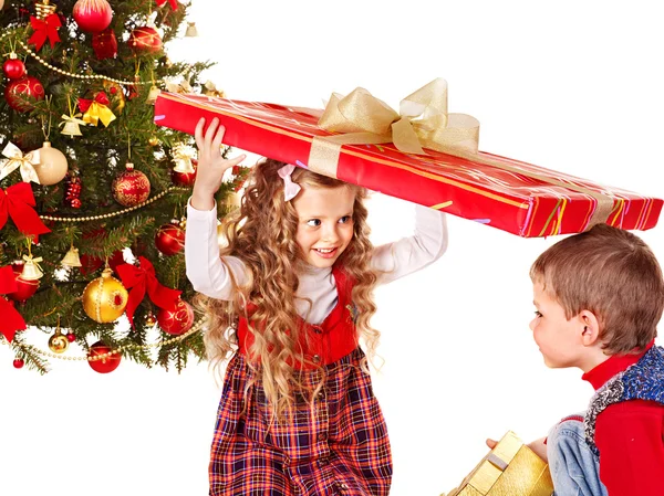 Bambini con confezione regalo di Natale . — Foto Stock