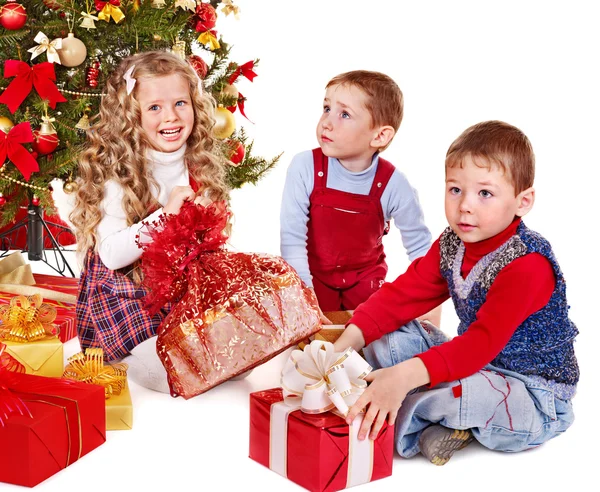 Barn med jul presentförpackning. — Stockfoto