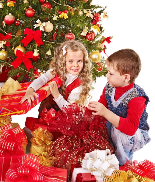 Enfants avec boîte cadeau de Noël . — Photo