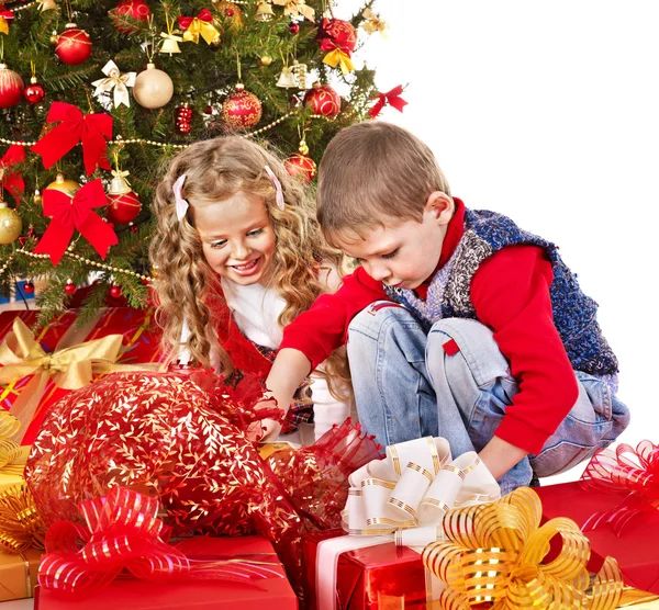 Crianças com caixa de presente de Natal . — Fotografia de Stock