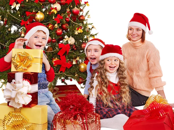 Τα παιδιά με το πλαίσιο δώρο Χριστουγέννων. — Φωτογραφία Αρχείου