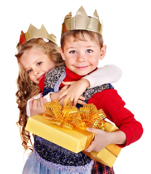 Kinder mit Weihnachts-Geschenk-Box. — Stockfoto