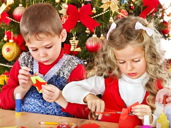 Kinder basteln Dekoration für Weihnachten. — Stockfoto