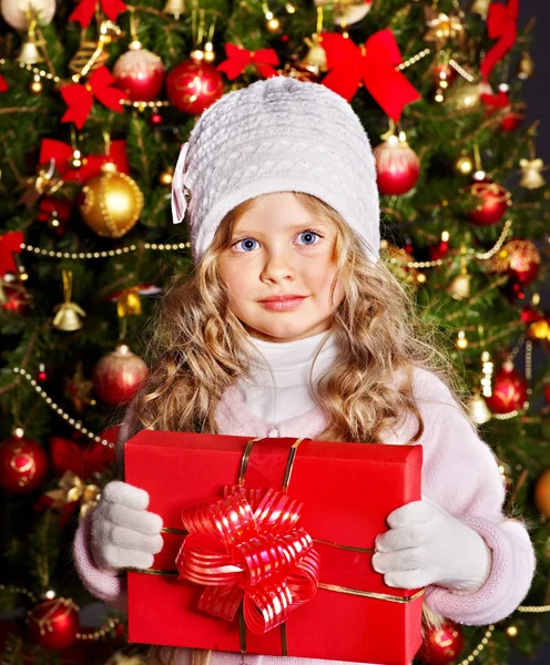 Dziecko z Boże Narodzenie podatek od darowizn pudło. — Zdjęcie stockowe