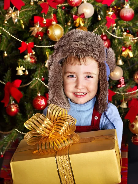Kid met de doos van de gift van Kerstmis. — Stockfoto