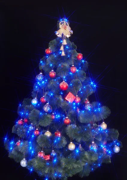 Kerstboom met licht en blauwe ster. — Stockfoto