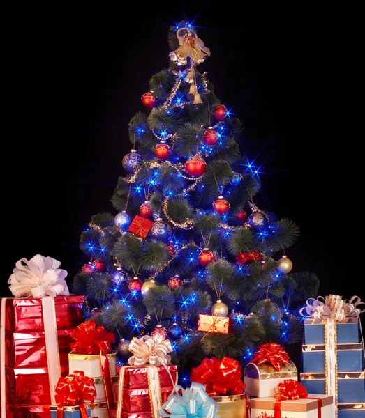Weihnachtsbaum und Gruppengeschenkbox. — Stockfoto