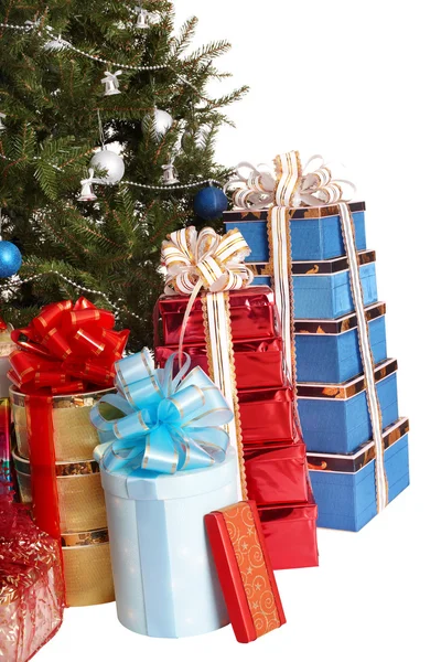 Árbol de Navidad con caja de regalo de pila . —  Fotos de Stock