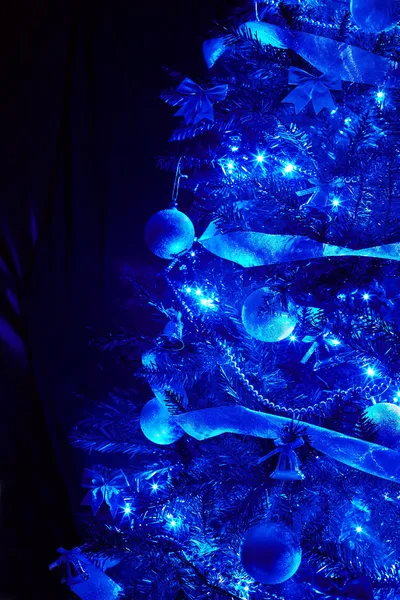 Blauer Hintergrund mit Weihnachtsbaum, Kugel, Licht. — Stockfoto