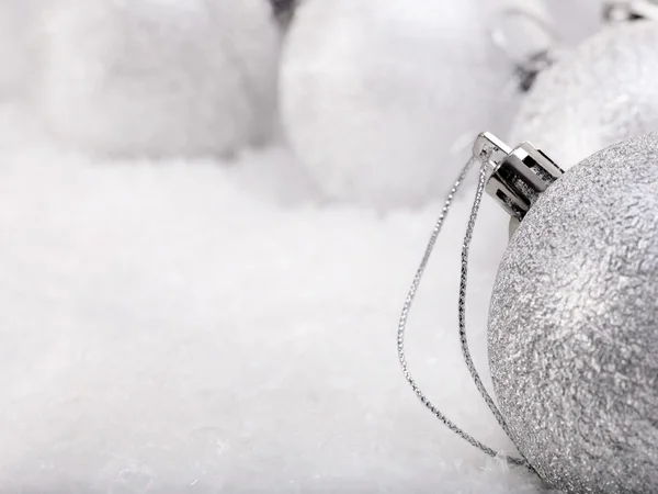 Kerstbal in de sneeuw. — Stockfoto