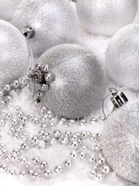 Christmas ball och pärlor i snö. — Stockfoto