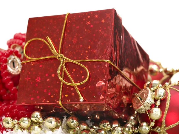Geschenkbox und Weihnachtskugel. — Stockfoto