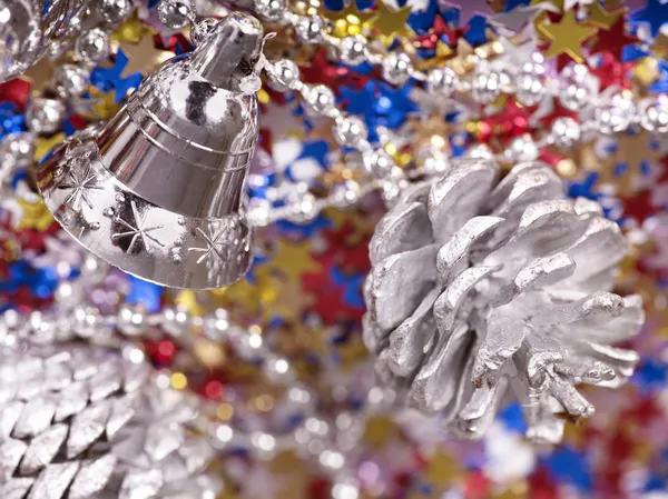 Weihnachten Hintergrund mit Kegel, Glocke und Sterne Konfetti. — Stockfoto