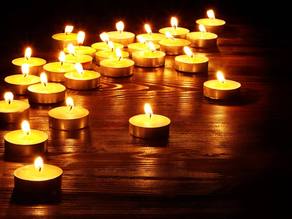 Skupina svíček na černém pozadí. — Stock fotografie