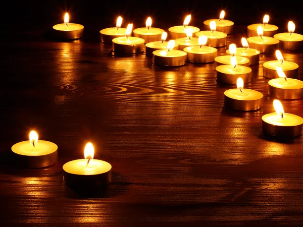 Grupo de velas no fundo preto . — Fotografia de Stock