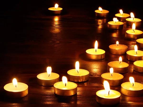 Група свічок на чорному тлі . — стокове фото