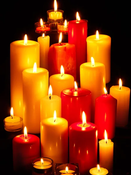 Gruppe von Kerzen auf schwarzem Hintergrund. — Stockfoto