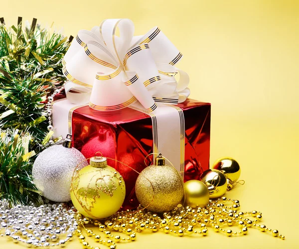 Geschenk box en Kerstmis bal. — Stockfoto