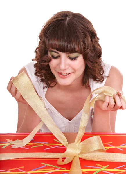 Chica con gran caja de regalo roja . — Foto de Stock