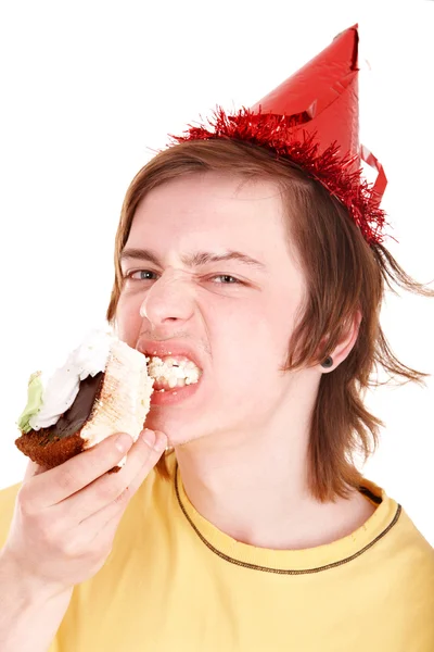 Jeune homme manger gâteau au chocolat . — Photo