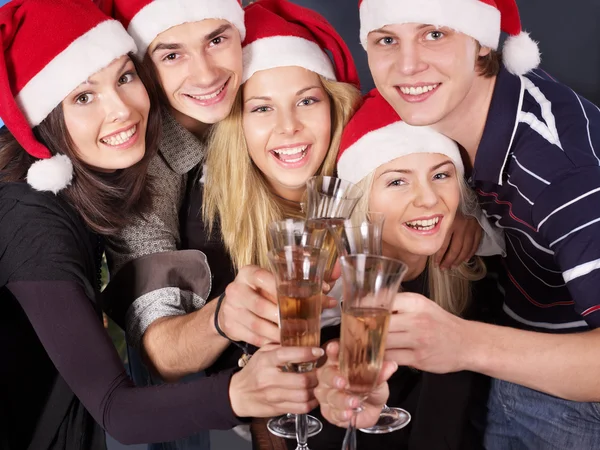 Groep jonge in Kerstman hoed bij nightclub. — Stockfoto