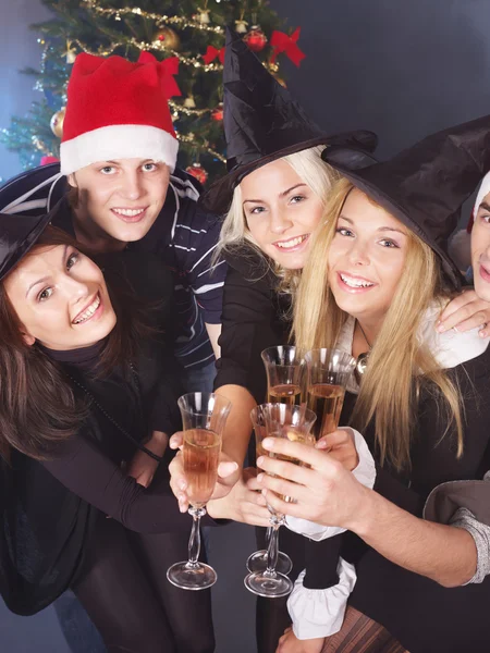 Groep jonge in Kerstman hoed. — Stockfoto