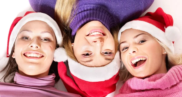 Flickor i santa hatt liggande huvud vid huvud. — Stockfoto