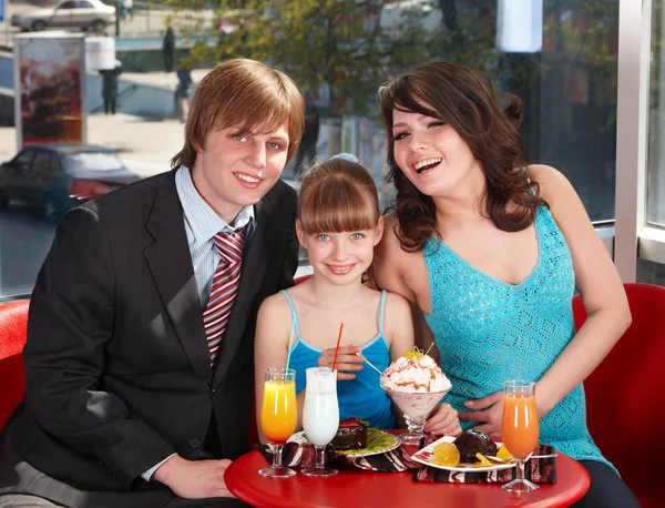 Familia con niño en restaurante . —  Fotos de Stock