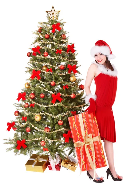 Chica en sombrero de santa celebración caja de regalo por árbol de Navidad .. — Foto de Stock