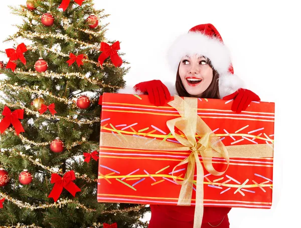 Kerstmis meisje in santa hat en Spar boom met rode luxe-geschenketui. — Stockfoto
