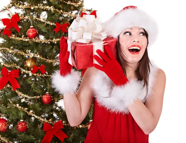 Ragazza in cappello di Babbo Natale contenente scatola regalo. — Foto Stock