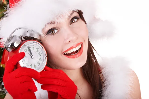 Рождественская девушка в шляпе Санты держит часы . — стоковое фото