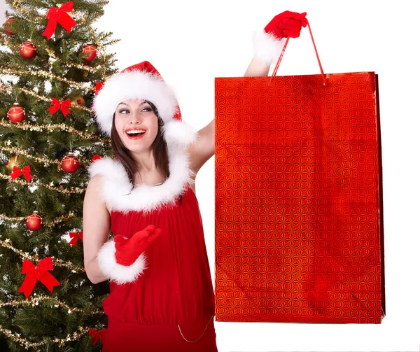 Boże Narodzenie zakupy z dziewczyna w santa hat i jodła drzewo. — Zdjęcie stockowe