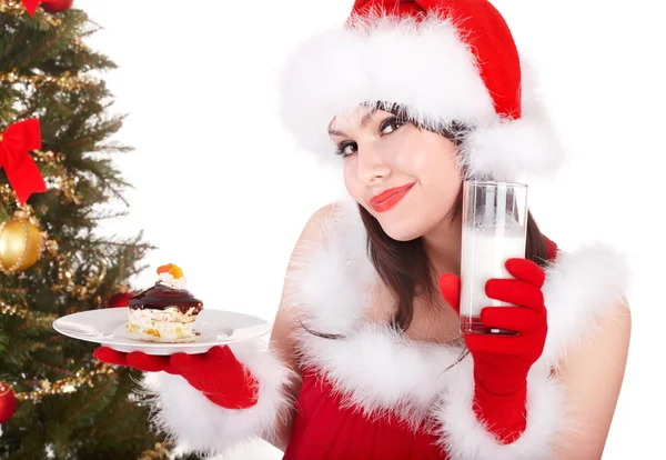 Menina de Natal em santa chapéu e bolo no prato . — Fotografia de Stock