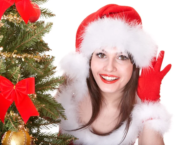 Девушка в шляпе Санты, слушайте рядом с рождественской ёлкой . — стоковое фото