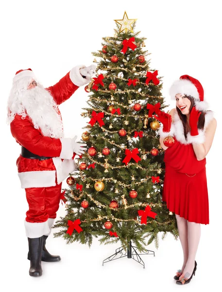 Meisje en santa clausule door kerstboom. — Stockfoto