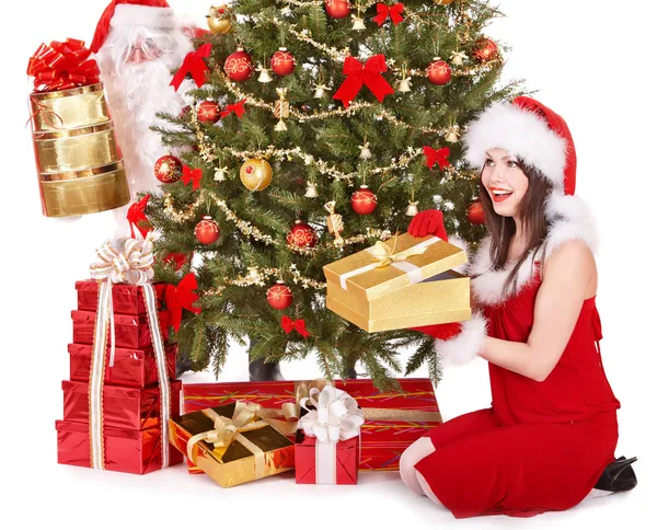 Mikulás és a lány a karácsonyfa és ajándék doboz. — Stock Fotó