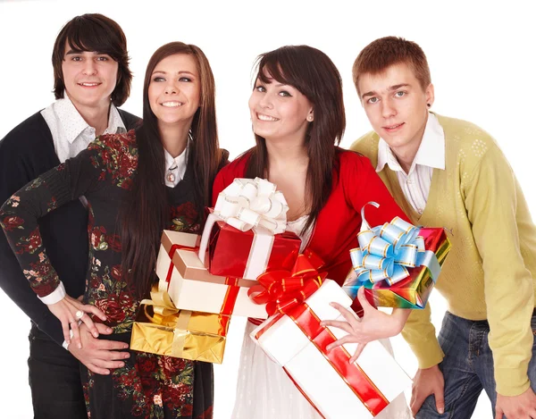 Hombres y chicas felices con caja de regalo de grupo . — Foto de Stock