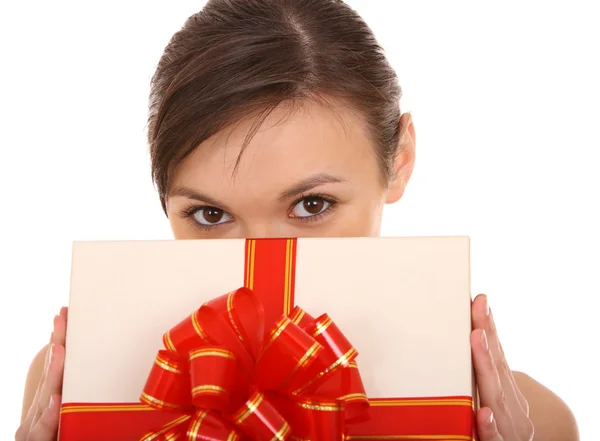 Frau mit weißem Geschenkkarton. — Stockfoto