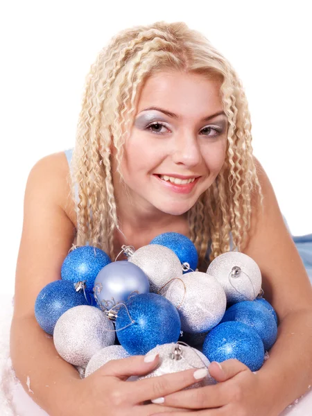 Mujer joven en bolas de Navidad . — Foto de Stock