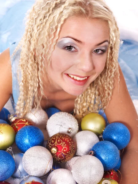 Mladá žena v vánoční koule. — Stock fotografie