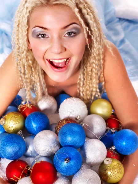 Genç kadın Noel topları. — Stok fotoğraf