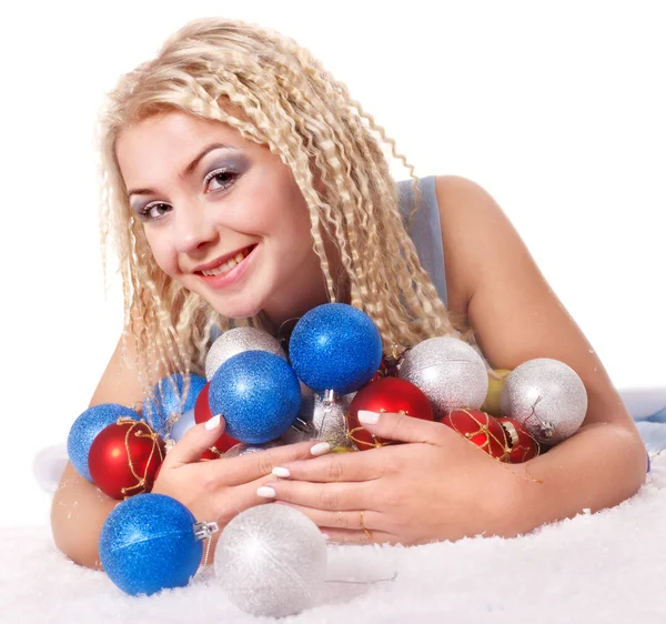 크리스마스 공에 젊은 여자. — 스톡 사진
