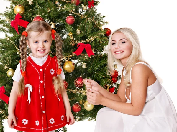 Máma s dcerou zdobí vánoční strom. — Stock fotografie