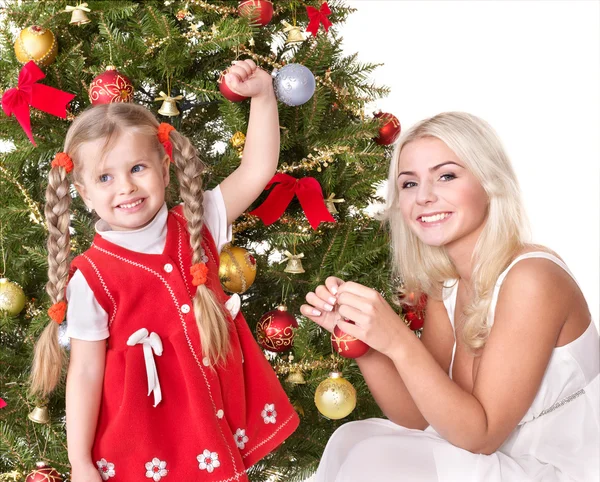 Máma s dcerou zdobí vánoční strom. — Stock fotografie