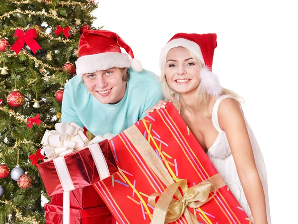 Lycklig familj i santa hatt hålla presentförpackning. — Stockfoto